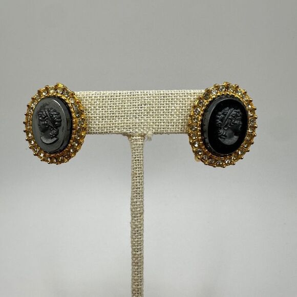 Vintage 21x26mm black mirrored cameo clip-on earrings in gold tone metal! - Picture 3 of 13